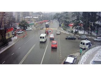 Sürücüsü yola düşen araç kendi kendini park etti