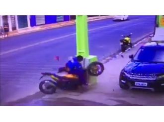 Motosiklet direğe böyle çarptı!