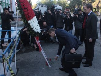AB büyükelçileri terör kurbanları için çiçek bıraktı