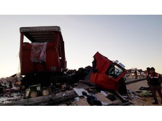 2 tır çarpıştı, içki şişeleri yola saçıldı: 1 ölü