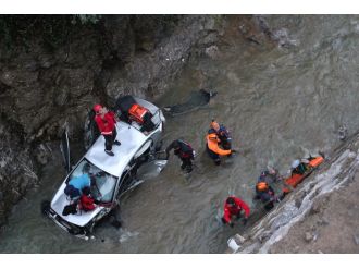 Otomobil 20 metreden dereye uçtu: 1 ölü, 1 yaralı