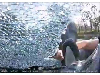 Dikkatsiz motosikletli otomobile çarptı