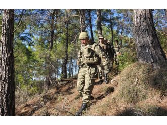 Komandolar onu arıyor