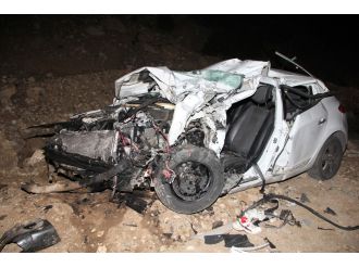 Sebze yüklü kamyon otomobille çarpıştı: 1 ölü, 2 yaralı