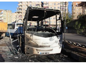 Diyarbakır’da 3 belediye otobüsü kundaklandı