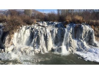 Van’da şelale dondu