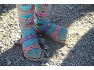 Ayakkabı olmadığı için okula terlikle gidiyorlar