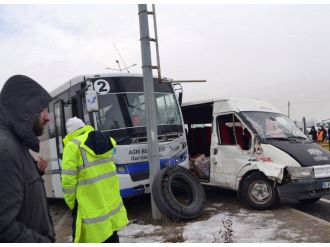 İki minibüs çarpıştı: 1 ölü, 9 yaralı