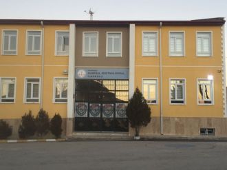 Sınıfta korkunç kaza: Öğrencinin üzerine dolap devrildi