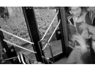 Ön kapıdan inemeyen yolcu otobüs şoförüne saldırdı