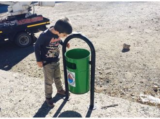 İlk defa çöp kutusu gördü