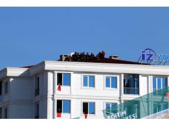 Erdoğan’ı görebilmek için çatılara çıktılar