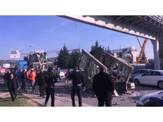 İstanbul’da tır üst geçide çarptı