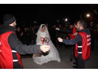 Gelin-damat geldi, grev yeri düğün yerine döndü