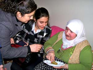 Öğrencilerden Huzur evine ziyaret