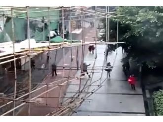 Üzerinde işçilerin olduğu iskele böyle çöktü