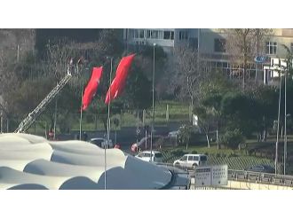 Saldırının gerçekleştiği alana dev Türk bayrakları