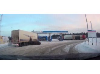 Akaryakıt istasyonuna giren tırda korkutan patlama