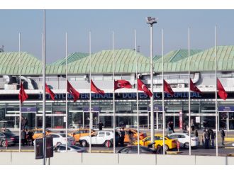 Bayraklar yarıya indirildi