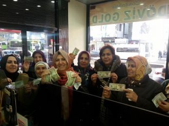 AK Partili kadınlardan TL seferberliğine destek