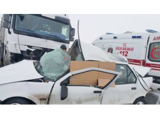 Otomobille tır çarpıştı: 3 ölü