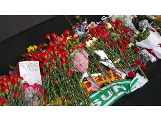 Beşiktaş şehitlerine karanfilli anma