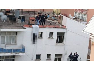 Kendini binanın çatısına astı !