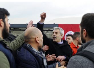 Olay yerine çelenk bırakan konsoloslara tepki