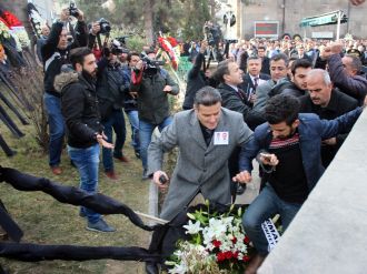 Şehit cenazesinde CHP çelengini parçaladılar