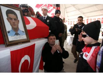 Şehit ağabeyini selam durarak son yolculuğuna uğurladı