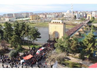 Şehidi binler uğurladı