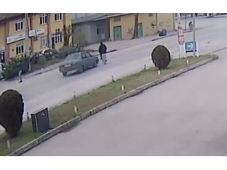 Otomobil bisikletliye böyle çarptı