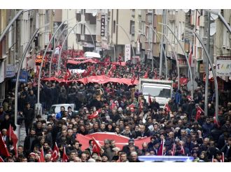 Binlerden teröre lanet