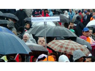 Yağmura aldırmadan teröre karşı kenetlendiler