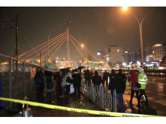 Şüpheli çanta trafiği kilitledi