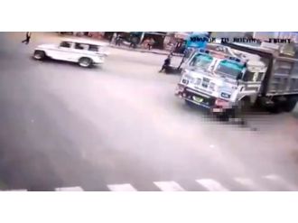 Yaşlı adam kamyonun altında kaldı