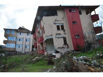 Heyelanın yaşandığı mahalle 1.5 yılda harabeye döndü