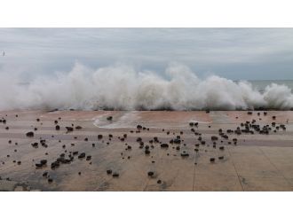 Karadeniz’de dev dalgalar