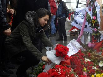 Gazeteciler şehitler için karanfil bıraktı