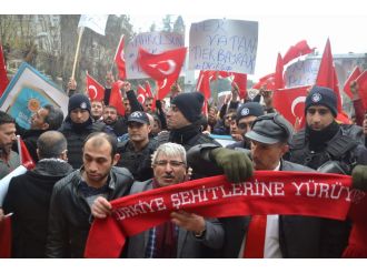 Siirtliler teröre tepki için sokağa döküldü