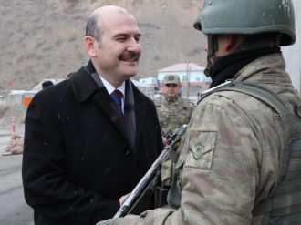 Bakan Soylu’dan asker ve polislere ziyaret