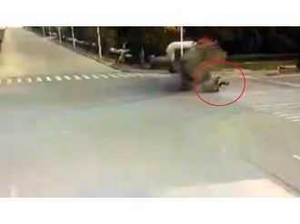 Devrilen kamyonun altında can verdi