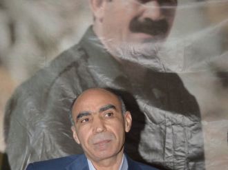 Sırtını terörist başının posterine dayayan HDP’li başkan gözaltında