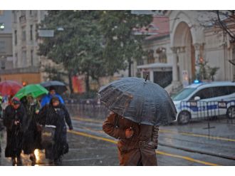 Taksim’de kar yağışı