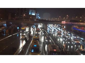 İstanbul’da kar yağışı etkisini arttırdı