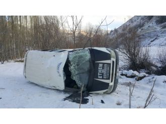 Şemdinli’de öğrenci servisi takla attı: 9 yaralı