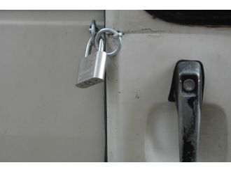 Hırsızlara karşı asma kilitli önlem