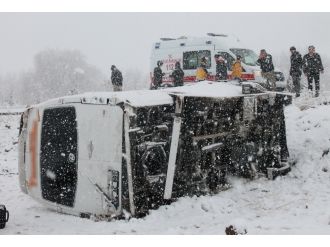 Kar zincirleme kazaya neden oldu: 18 yaralı