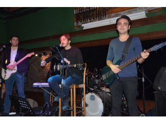 Bu konsere girişler paralı değil mamalı