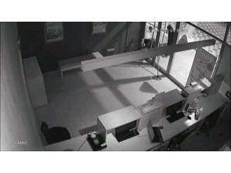 Kaldırım taşıyla camını kırdıkları iş yerini soydular